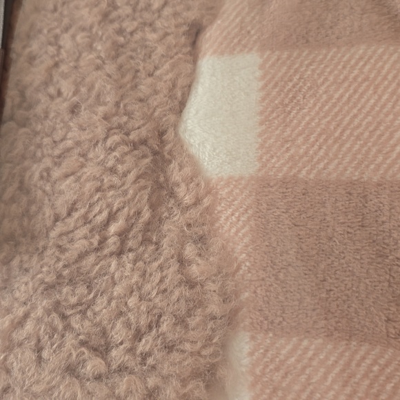 MIXIT BRAND WOMEN'S PINK & WHITE FAUX FUR TRAVEL WRAP SHAWL & EYEMASK SET - Picture 6 of 9